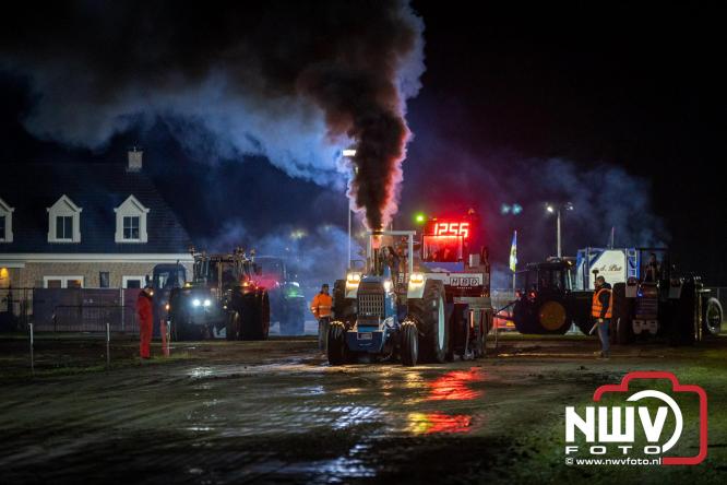 Duizenden bezoekers genieten van geslaagde testavond trekkertrek bij loonbedrijf van de Put in Oosterwolde - &copy; NWVFoto.nl