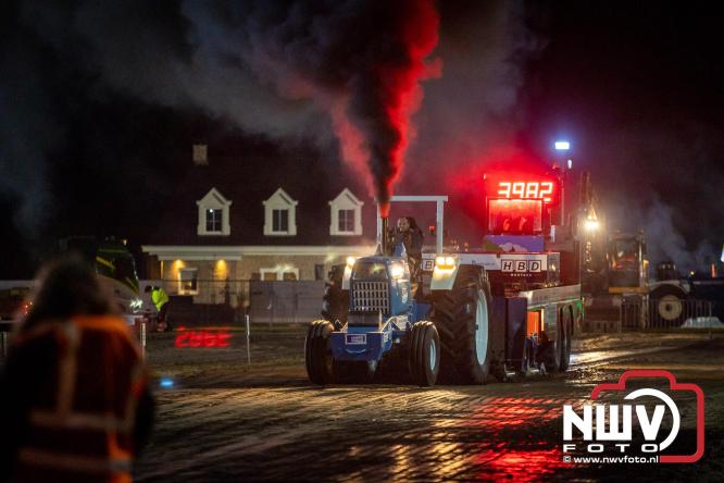 Duizenden bezoekers genieten van geslaagde testavond trekkertrek bij loonbedrijf van de Put in Oosterwolde - &copy; NWVFoto.nl