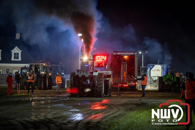 Duizenden bezoekers genieten van geslaagde testavond trekkertrek bij loonbedrijf van de Put in Oosterwolde - &copy; NWVFoto.nl