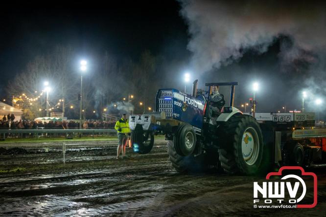 Duizenden bezoekers genieten van geslaagde testavond trekkertrek bij loonbedrijf van de Put in Oosterwolde - &copy; NWVFoto.nl