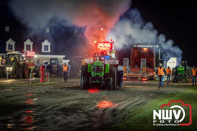 Duizenden bezoekers genieten van geslaagde testavond trekkertrek bij loonbedrijf van de Put in Oosterwolde - &copy; NWVFoto.nl