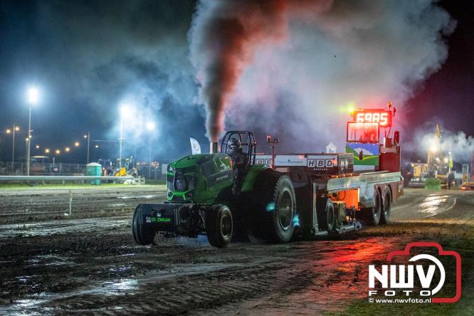 Duizenden bezoekers genieten van geslaagde testavond trekkertrek bij loonbedrijf van de Put in Oosterwolde - &copy; NWVFoto.nl