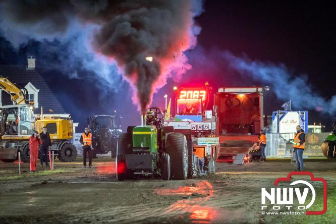 Duizenden bezoekers genieten van geslaagde testavond trekkertrek bij loonbedrijf van de Put in Oosterwolde - &copy; NWVFoto.nl