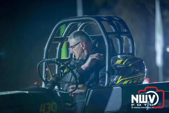 Duizenden bezoekers genieten van geslaagde testavond trekkertrek bij loonbedrijf van de Put in Oosterwolde - &copy; NWVFoto.nl