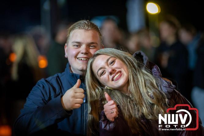 Duizenden bezoekers genieten van geslaagde testavond trekkertrek bij loonbedrijf van de Put in Oosterwolde - &copy; NWVFoto.nl