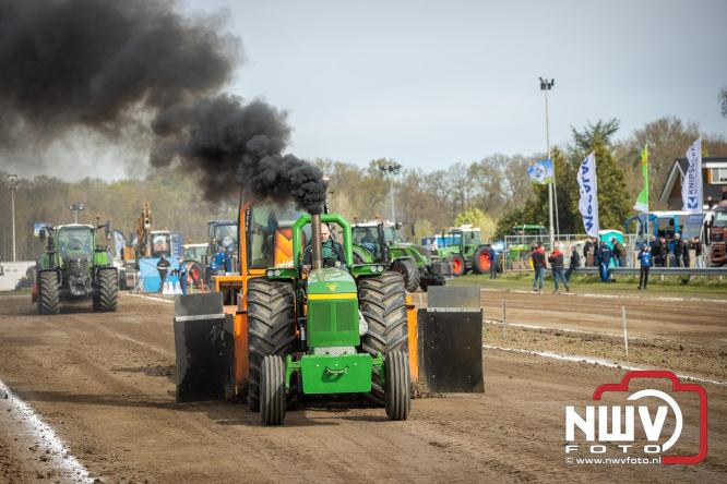 NTTO Tractorpulling, samen met de STVO oldtimerdag en markt bij loonbedrijf van de Put zorgen voor veelzijdige zaterdag vol spektakel. - &copy; NWVFoto.nl