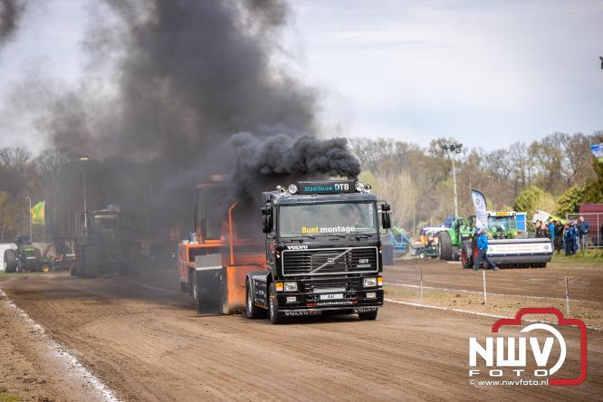 NTTO Tractorpulling, samen met de STVO oldtimerdag en markt bij loonbedrijf van de Put zorgen voor veelzijdige zaterdag vol spektakel. - &copy; NWVFoto.nl