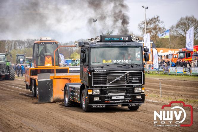 NTTO Tractorpulling, samen met de STVO oldtimerdag en markt bij loonbedrijf van de Put zorgen voor veelzijdige zaterdag vol spektakel. - &copy; NWVFoto.nl