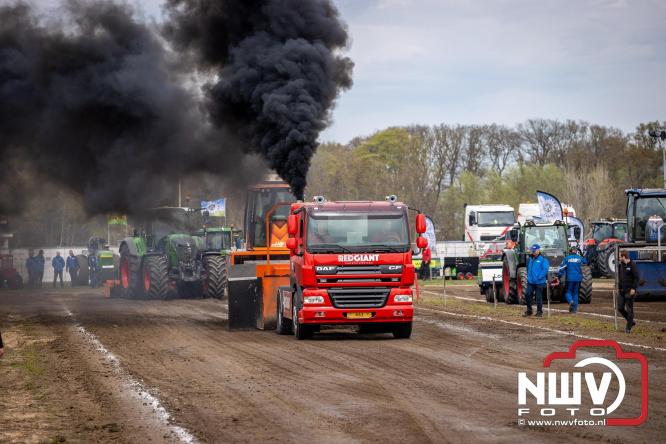 NTTO Tractorpulling, samen met de STVO oldtimerdag en markt bij loonbedrijf van de Put zorgen voor veelzijdige zaterdag vol spektakel. - &copy; NWVFoto.nl