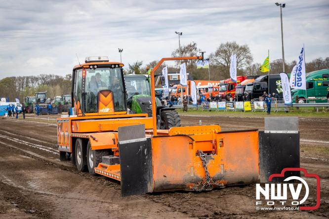 NTTO Tractorpulling, samen met de STVO oldtimerdag en markt bij loonbedrijf van de Put zorgen voor veelzijdige zaterdag vol spektakel. - &copy; NWVFoto.nl