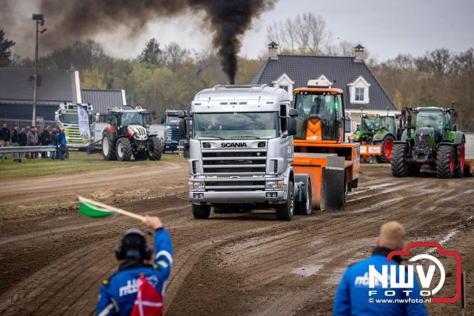 NTTO Tractorpulling, samen met de STVO oldtimerdag en markt bij loonbedrijf van de Put zorgen voor veelzijdige zaterdag vol spektakel. - &copy; NWVFoto.nl