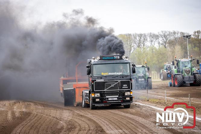 NTTO Tractorpulling, samen met de STVO oldtimerdag en markt bij loonbedrijf van de Put zorgen voor veelzijdige zaterdag vol spektakel. - &copy; NWVFoto.nl