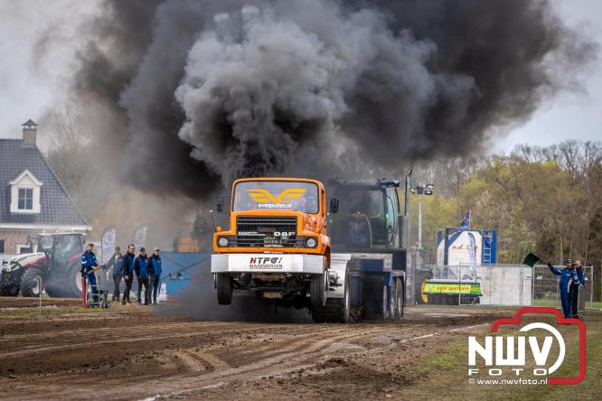 NTTO Tractorpulling, samen met de STVO oldtimerdag en markt bij loonbedrijf van de Put zorgen voor veelzijdige zaterdag vol spektakel. - &copy; NWVFoto.nl