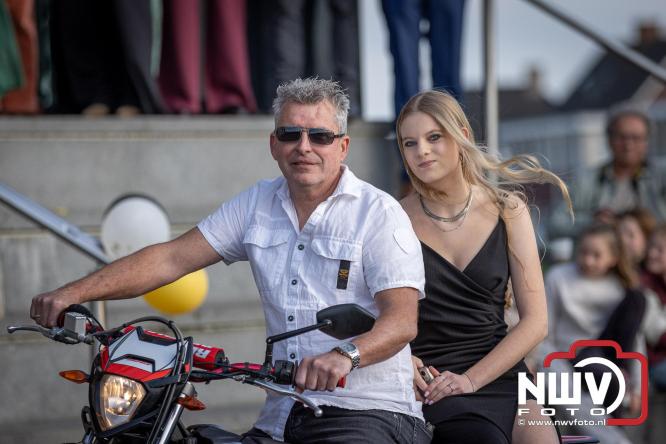 Spectaculaire aankomst en stijlvolle avond tijdens Gala Nuborgh College Oostenlicht 2026 - &copy; NWVFoto.nl