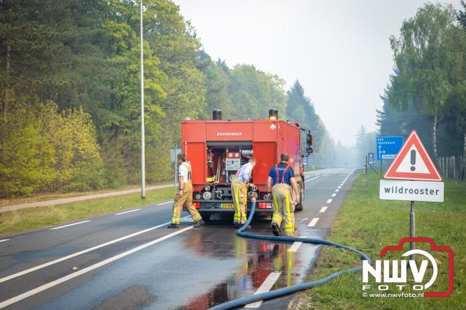 Honderden brandweerlieden bestrijden natuurbrand op de Doornspijkse Heide bij 't Harde. - &copy; NWVFoto.nl