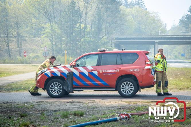 Honderden brandweerlieden bestrijden natuurbrand op de Doornspijkse Heide bij 't Harde. - &copy; NWVFoto.nl