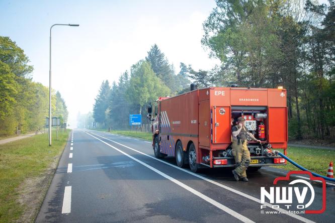 Honderden brandweerlieden bestrijden natuurbrand op de Doornspijkse Heide bij 't Harde. - &copy; NWVFoto.nl