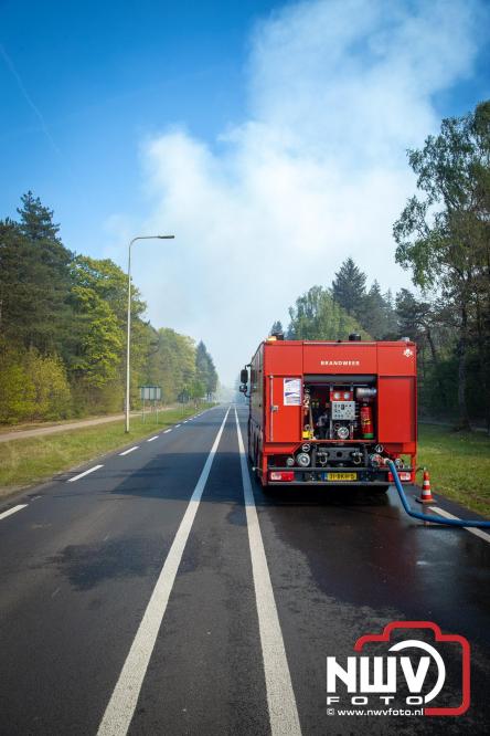 Honderden brandweerlieden bestrijden natuurbrand op de Doornspijkse Heide bij 't Harde. - &copy; NWVFoto.nl