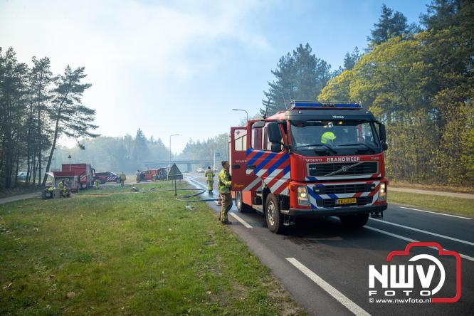 Honderden brandweerlieden bestrijden natuurbrand op de Doornspijkse Heide bij 't Harde. - &copy; NWVFoto.nl