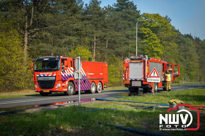 Honderden brandweerlieden bestrijden natuurbrand op de Doornspijkse Heide bij 't Harde. - &copy; NWVFoto.nl