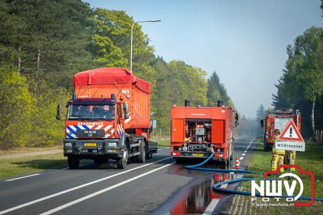 Honderden brandweerlieden bestrijden natuurbrand op de Doornspijkse Heide bij 't Harde. - &copy; NWVFoto.nl