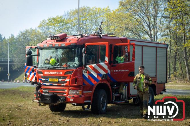 Honderden brandweerlieden bestrijden natuurbrand op de Doornspijkse Heide bij 't Harde. - &copy; NWVFoto.nl