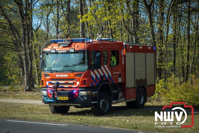 Honderden brandweerlieden bestrijden natuurbrand op de Doornspijkse Heide bij 't Harde. - &copy; NWVFoto.nl