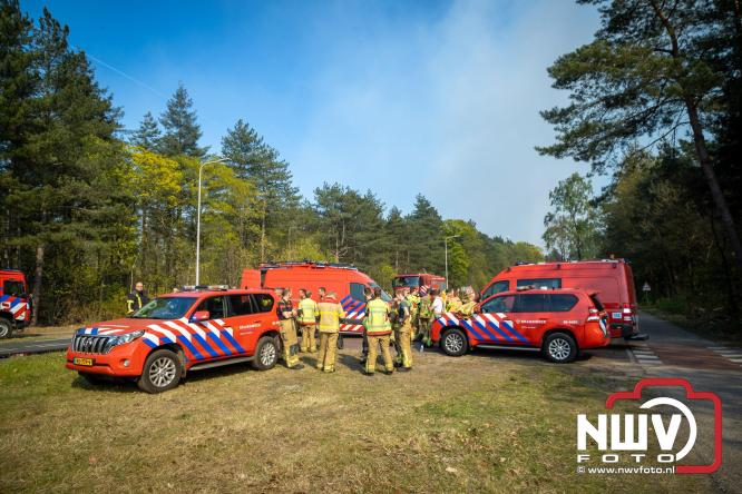 Honderden brandweerlieden bestrijden natuurbrand op de Doornspijkse Heide bij 't Harde. - &copy; NWVFoto.nl