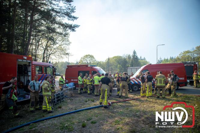 Honderden brandweerlieden bestrijden natuurbrand op de Doornspijkse Heide bij 't Harde. - &copy; NWVFoto.nl