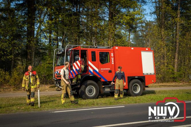 Honderden brandweerlieden bestrijden natuurbrand op de Doornspijkse Heide bij 't Harde. - &copy; NWVFoto.nl