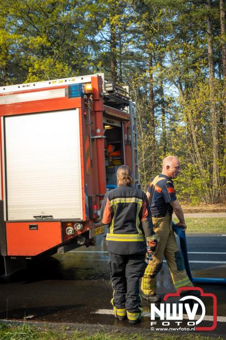 Honderden brandweerlieden bestrijden natuurbrand op de Doornspijkse Heide bij 't Harde. - &copy; NWVFoto.nl