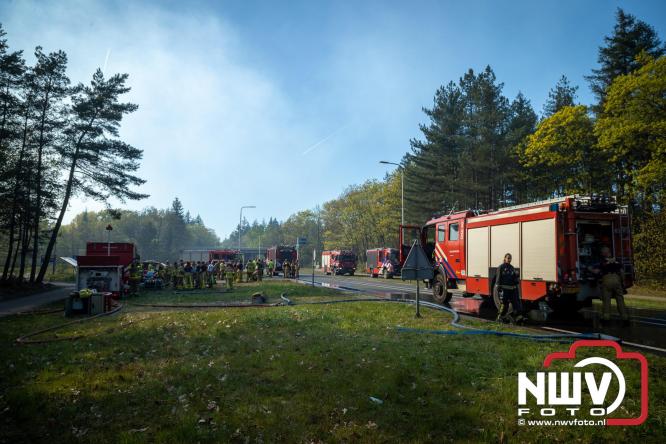 Honderden brandweerlieden bestrijden natuurbrand op de Doornspijkse Heide bij 't Harde. - &copy; NWVFoto.nl