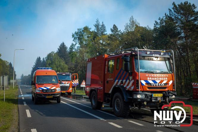 Honderden brandweerlieden bestrijden natuurbrand op de Doornspijkse Heide bij 't Harde. - &copy; NWVFoto.nl