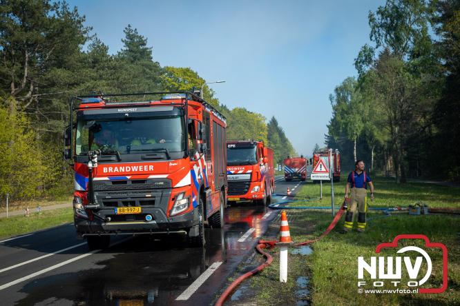 Honderden brandweerlieden bestrijden natuurbrand op de Doornspijkse Heide bij 't Harde. - &copy; NWVFoto.nl