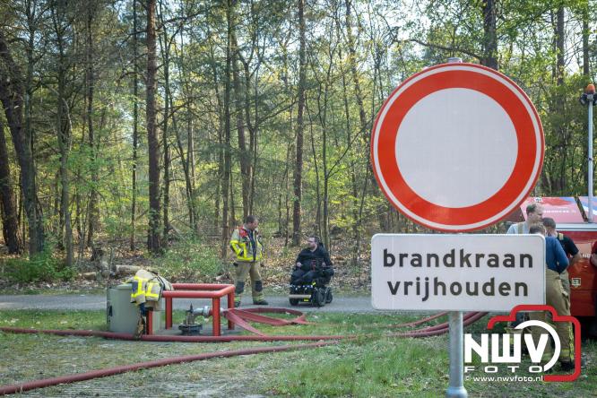Honderden brandweerlieden bestrijden natuurbrand op de Doornspijkse Heide bij 't Harde. - &copy; NWVFoto.nl