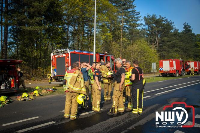 Honderden brandweerlieden bestrijden natuurbrand op de Doornspijkse Heide bij 't Harde. - &copy; NWVFoto.nl