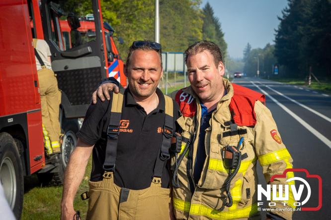 Honderden brandweerlieden bestrijden natuurbrand op de Doornspijkse Heide bij 't Harde. - &copy; NWVFoto.nl