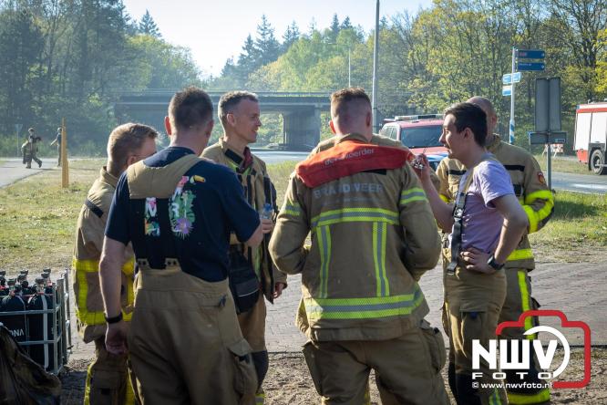 Honderden brandweerlieden bestrijden natuurbrand op de Doornspijkse Heide bij 't Harde. - &copy; NWVFoto.nl