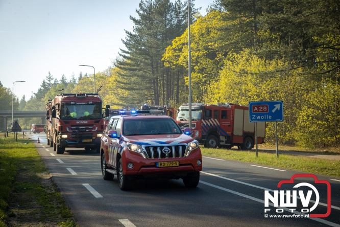 Honderden brandweerlieden bestrijden natuurbrand op de Doornspijkse Heide bij 't Harde. - &copy; NWVFoto.nl