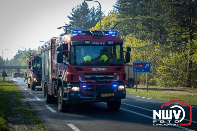 Honderden brandweerlieden bestrijden natuurbrand op de Doornspijkse Heide bij 't Harde. - &copy; NWVFoto.nl