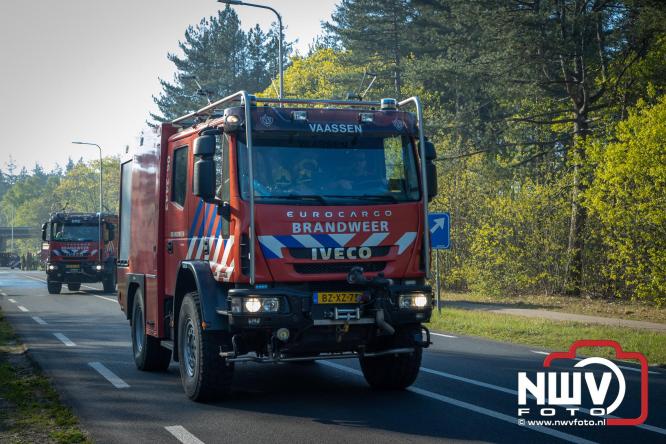 Honderden brandweerlieden bestrijden natuurbrand op de Doornspijkse Heide bij 't Harde. - &copy; NWVFoto.nl