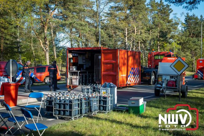Honderden brandweerlieden bestrijden natuurbrand op de Doornspijkse Heide bij 't Harde. - &copy; NWVFoto.nl