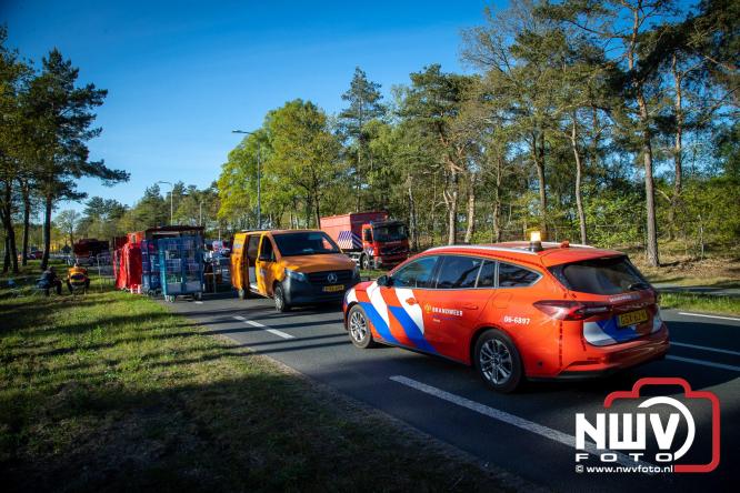 Honderden brandweerlieden bestrijden natuurbrand op de Doornspijkse Heide bij 't Harde. - &copy; NWVFoto.nl