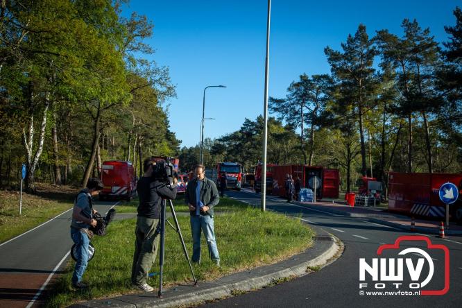 Honderden brandweerlieden bestrijden natuurbrand op de Doornspijkse Heide bij 't Harde. - &copy; NWVFoto.nl