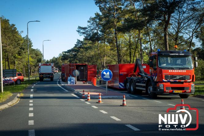 Honderden brandweerlieden bestrijden natuurbrand op de Doornspijkse Heide bij 't Harde. - &copy; NWVFoto.nl