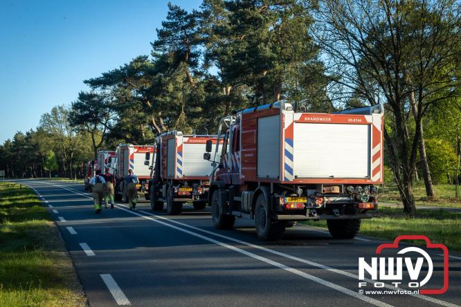 Honderden brandweerlieden bestrijden natuurbrand op de Doornspijkse Heide bij 't Harde. - &copy; NWVFoto.nl