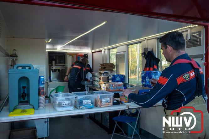 Honderden brandweerlieden bestrijden natuurbrand op de Doornspijkse Heide bij 't Harde. - &copy; NWVFoto.nl