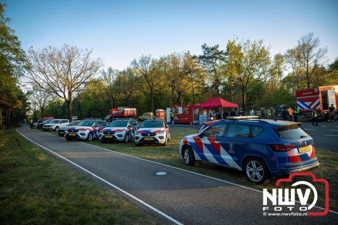 Honderden brandweerlieden bestrijden natuurbrand op de Doornspijkse Heide bij 't Harde. - &copy; NWVFoto.nl