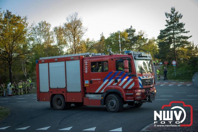 Honderden brandweerlieden bestrijden natuurbrand op de Doornspijkse Heide bij 't Harde. - &copy; NWVFoto.nl