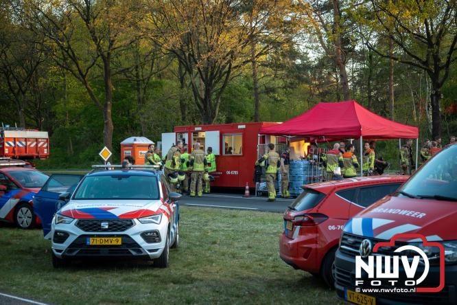 Honderden brandweerlieden bestrijden natuurbrand op de Doornspijkse Heide bij 't Harde. - &copy; NWVFoto.nl